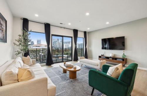 Downtown Nashville Apartment | Skyline Nights in Downtown Nashville Walk to Broadway with Pool and Gym