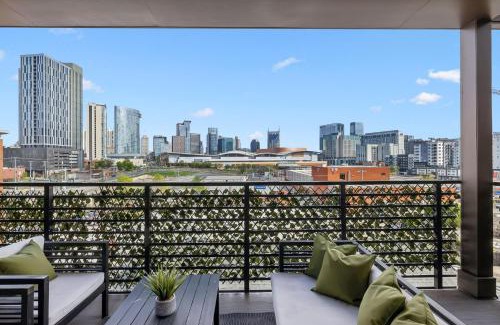 Downtown Nashville Apartment | Skyline Nights in Downtown Nashville Walk to Broadway with Pool and Gym
