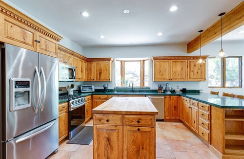Swiss Manor House | Skyline Pines & Mountain Retreat! Hot Tub/AC/Views!