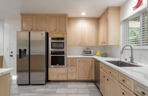 Whittier House | Skyline Retreat|Heated PoolSpa|Parking|Overlooking
