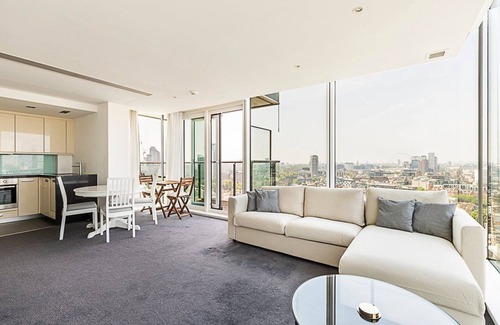 Chaucer Apartment | Skyline Serenity in Southwark