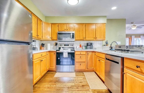 East Stroudsburg House | Skyline Spay Cabin | Hot Tub | Sauna | Steam Room