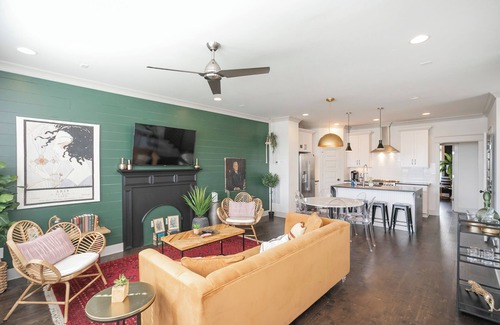 Katie Hill Neighborhood House | Skyline Stunner★Heated Pool★Hot Tub★Fire Pit★Close to Broadway & Downtown!★Views