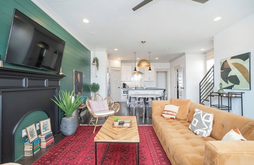 Katie Hill Neighborhood House | Skyline Stunner★Heated Pool★Hot Tub★Fire Pit★Close to Broadway & Downtown!★Views
