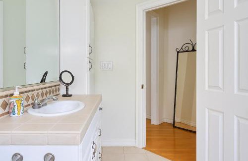 Westwood Apartment | Skyline Terrace - Hollywood Hills 2BR