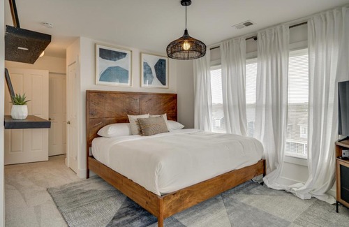 Historic Edgefield House | Skyline Views From Shelby with Wifi, fully furnished, pet friendly & in unit laundry
