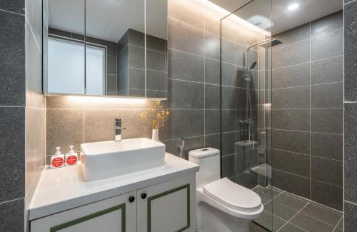 Thanh Nhan Apartment | Skyline Villa - Urban Oasis Near Local Street Food - Rooftop & View