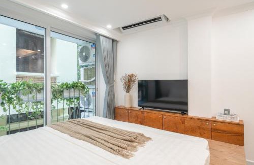 Thanh Nhan Apartment | Skyline Villa - Urban Oasis Near Local Street Food - Rooftop & View