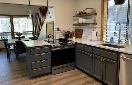 Sunriver Ski Chalet | Skyliner Chalet ~ Heart of Sunriver ~ Hot Tub ~ AC ~SHARC Passes