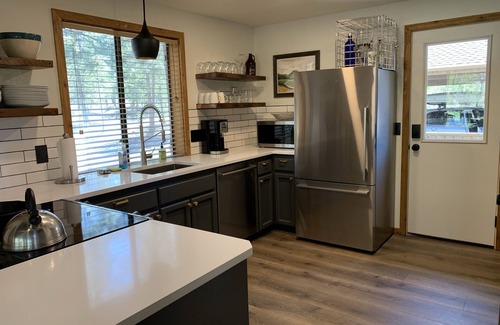Sunriver Ski Chalet | Skyliner Chalet ~ Heart of Sunriver ~ Hot Tub ~ AC ~SHARC Passes