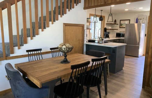Sunriver Ski Chalet | Skyliner Chalet ~ Heart of Sunriver ~ Hot Tub ~ AC ~SHARC Passes