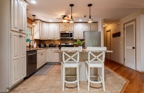 Fletcher Cabin | Skyridge Cabin | Beautiful Log Cabin with Fire Pit | Near Asheville