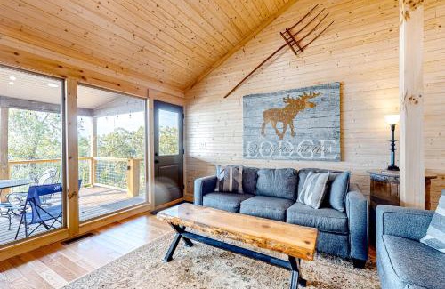 Dandridge House | Skyview Lake Retreat