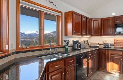 Windcliff Estates House | Skyview Luxury Vacation Rental By Windcliff Homes 5 Bedroom Home by RedAwning