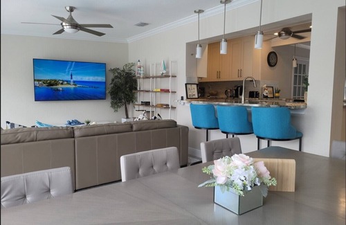 Lighthouse Point House | SkyVilla 4Bedroom, heated pool, minutes from beach
