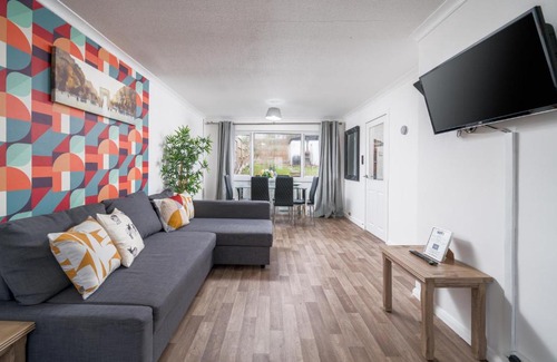 Stevenage Apartment | Skyvillion-STEVENAGE Amazing 3Bed House, Garden, Free Off Street Parking for 2 Cars, WiFi