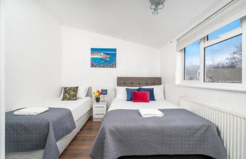 Stevenage Apartment | Skyvillion-STEVENAGE Amazing 3Bed House, Garden, Free Off Street Parking for 2 Cars, WiFi