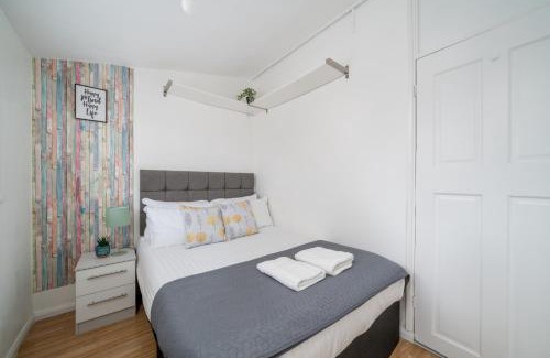 Stevenage Apartment | Skyvillion-STEVENAGE Amazing 3Bed House, Garden, Free Off Street Parking for 2 Cars, WiFi
