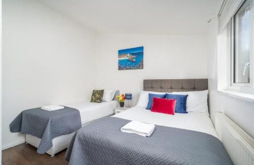 Stevenage Apartment | Skyvillion-STEVENAGE Amazing 3Bed House, Garden, Free Off Street Parking for 2 Cars, WiFi