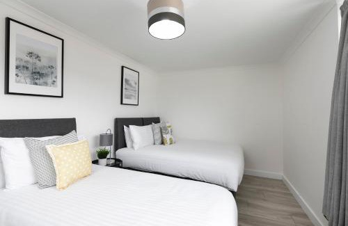 Stevenage House | Skyvillion - STEVENAGE SPACIOUS & COZY 3Bed House with Parking, Wifi, Garden