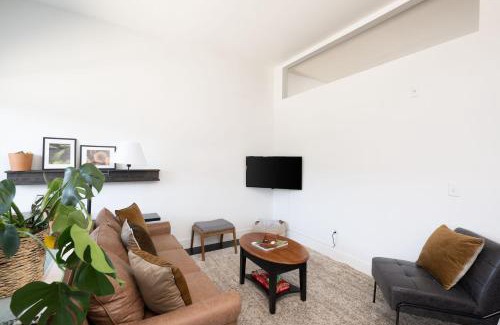 Milwaukee Apartment | Skywalk to Fiserv 1BR with Rooftop, Gym, and Parking