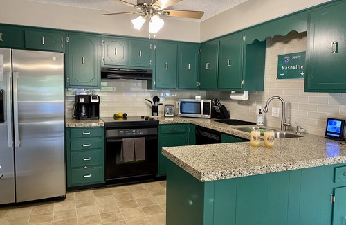 Nashville House | Slagledipityville Lake House/Lakefront & 12 miles from DT/Broadway Street