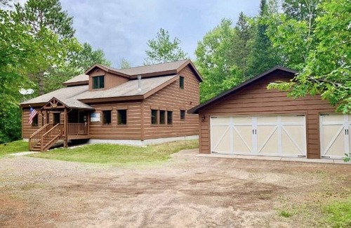 Conover House | Sled Inn - Secluded 5 Acres and ON the Trails!! 500 Feet From Drive to Trails