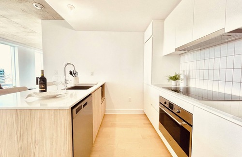 Griffintown Apartment | Sleek 2BR Mountain & City views +Parking