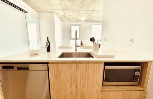 Griffintown Apartment | Sleek 2BR Mountain & City views +Parking