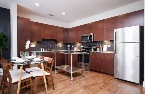 King William Apartment | Sleek 2BR w/Gym, Parking, Near King Wms&Towers