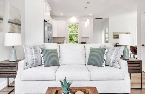 Taylors House | Sleek 3BR Pet-Friendly Oasis, Close to City