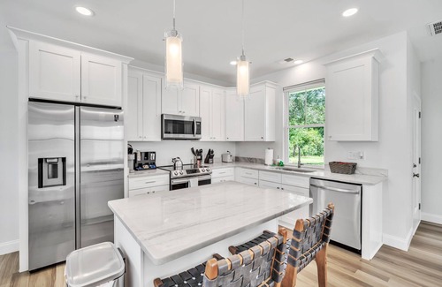 Taylors House | Sleek 3BR Pet-Friendly Oasis, Close to City