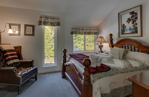 Carnelian Woods House | Sleek 4BR House for Groups w/ Beautiful Lake View!