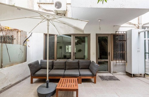 Macka Apartment | Sleek and Central Flat with Backyard in Besiktas