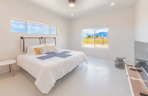 Taos House | Sleek and Comfortable Custom Home near Taos Country Club