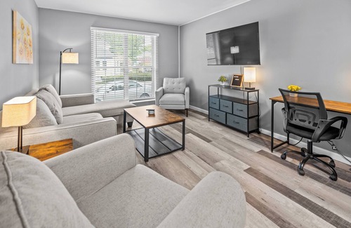 St. Charles Historic District Apartment | Sleek and Modern 2-Bedroom Apartment with Contemporary Comforts