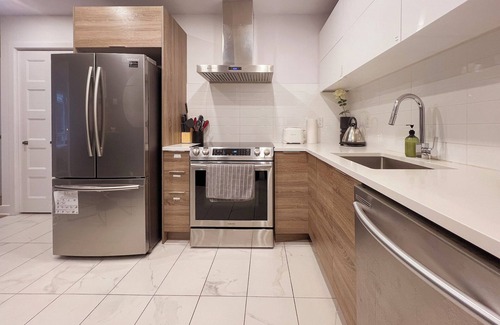 Cote-Des-Neiges—Notre-Dame-De-Grace House | Sleek * brand-new * 2 BRs 2 queen * Gym 24/7