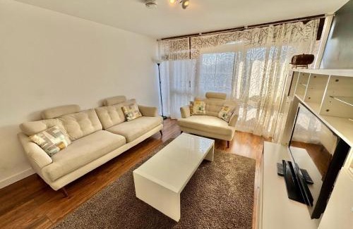 Streatham Hill Apartment | Sleek & Bright balcony Flat Perfect Escape London