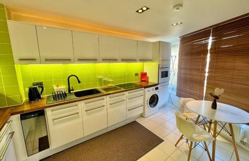 Streatham Hill Apartment | Sleek & Bright balcony Flat Perfect Escape London