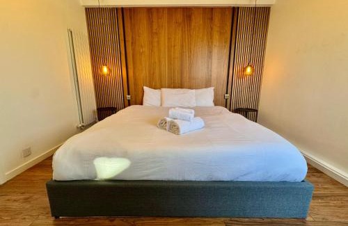 Streatham Hill Apartment | Sleek & Bright balcony Flat Perfect Escape London