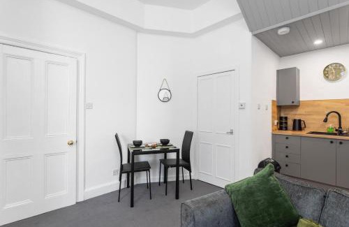 West End Apartment | Sleek Canalside Stay in Edinburgh