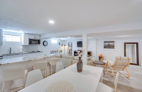 Castlewood Apartment | Sleek & Central Centennial Apartment w/Fireplace!