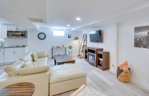 Castlewood Apartment | Sleek & Central Centennial Apartment w/Fireplace!