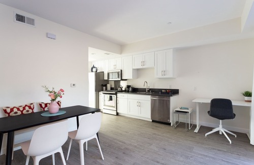 Pasadena Apartment | Sleek & Central Studio in Old Town Pasadena