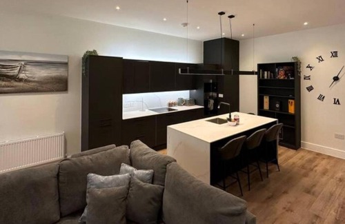Westcliff-on-Sea Apartment | Sleek & Contemporary 2BR w/WiFi & Netflix - City Centre Nr Cliffs Pavillion