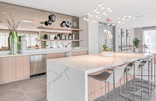 Doral Condo | Sleek Doral Haven: Studio Comfort