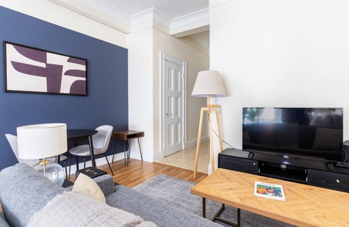 Theatre District Apartment | Sleek Downtown Studio w/W/D, Doorman, nr. Boston Common, by Blueground