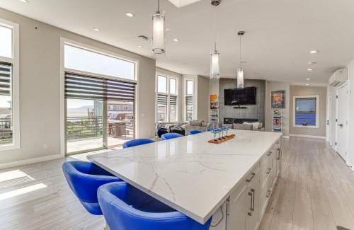 Ferndale Apartment | Sleek Ferndale Home with Ocean and Mountain Views!