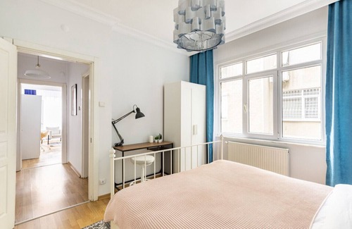Goztepe Apartment | Sleek Flat w Balcony 8 min to Coast on Bagdat Ave