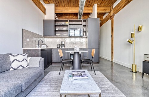 Sheffield Neighbors Apartment | Sleek Lincoln Park 1BR w/Lounge, Roof & Gym, near DePaul, by Blueground